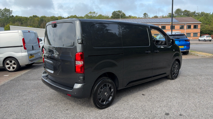 Vauxhall Vivaro L1 Diesel 1.5 Turbo D 120 Pro H1 Van - Image 10